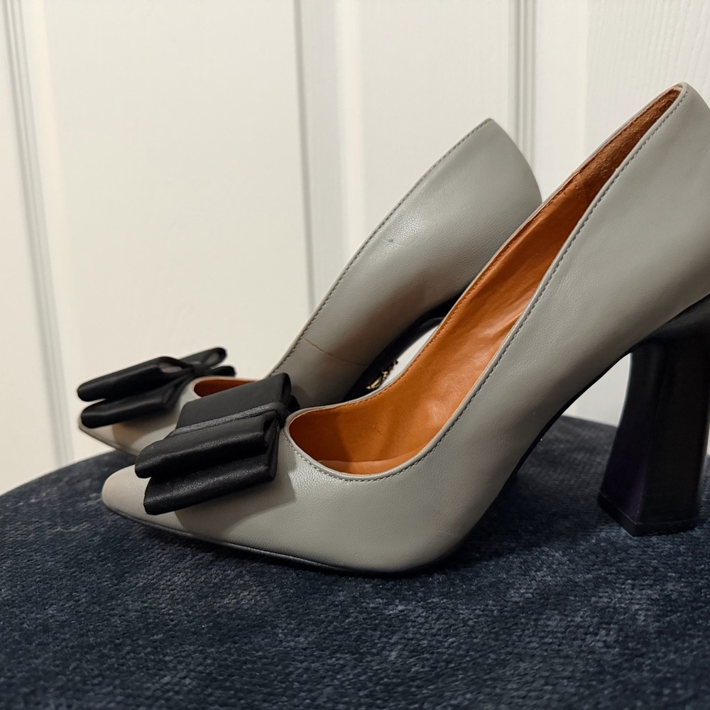 Mojo Moxy Gray Pointed Toe Pumps with Black Bow - Picture 2 of 3